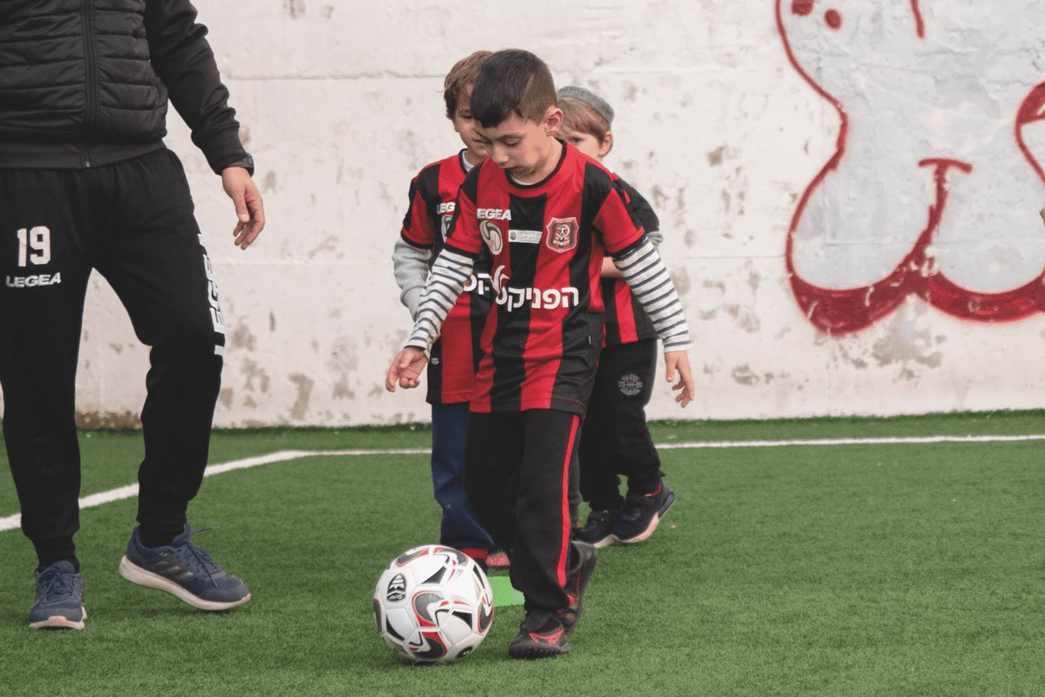 מפיצים אור | הכדורגל כמנוע לשינוי