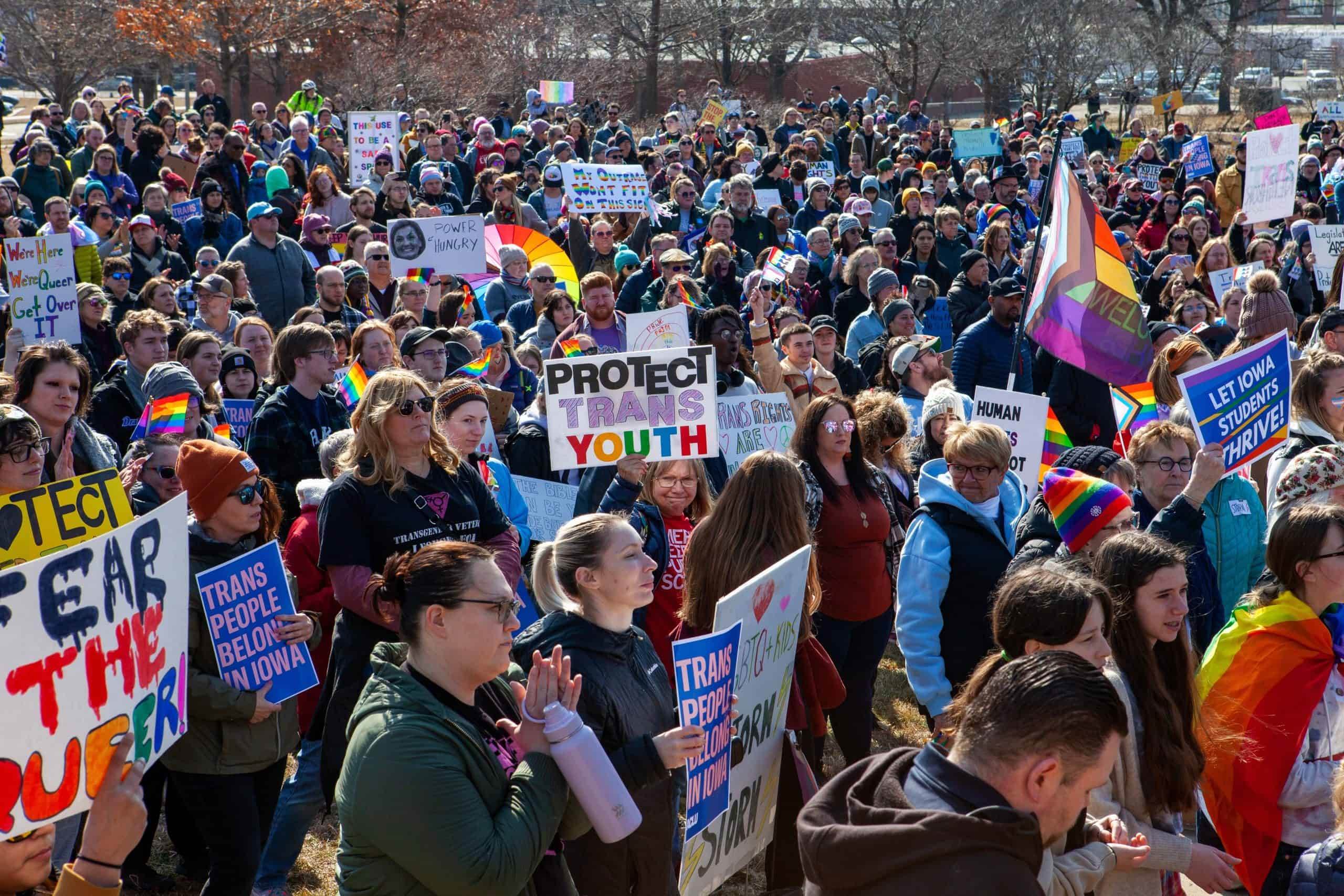 לחיות בדמוקרטיה לשעבר