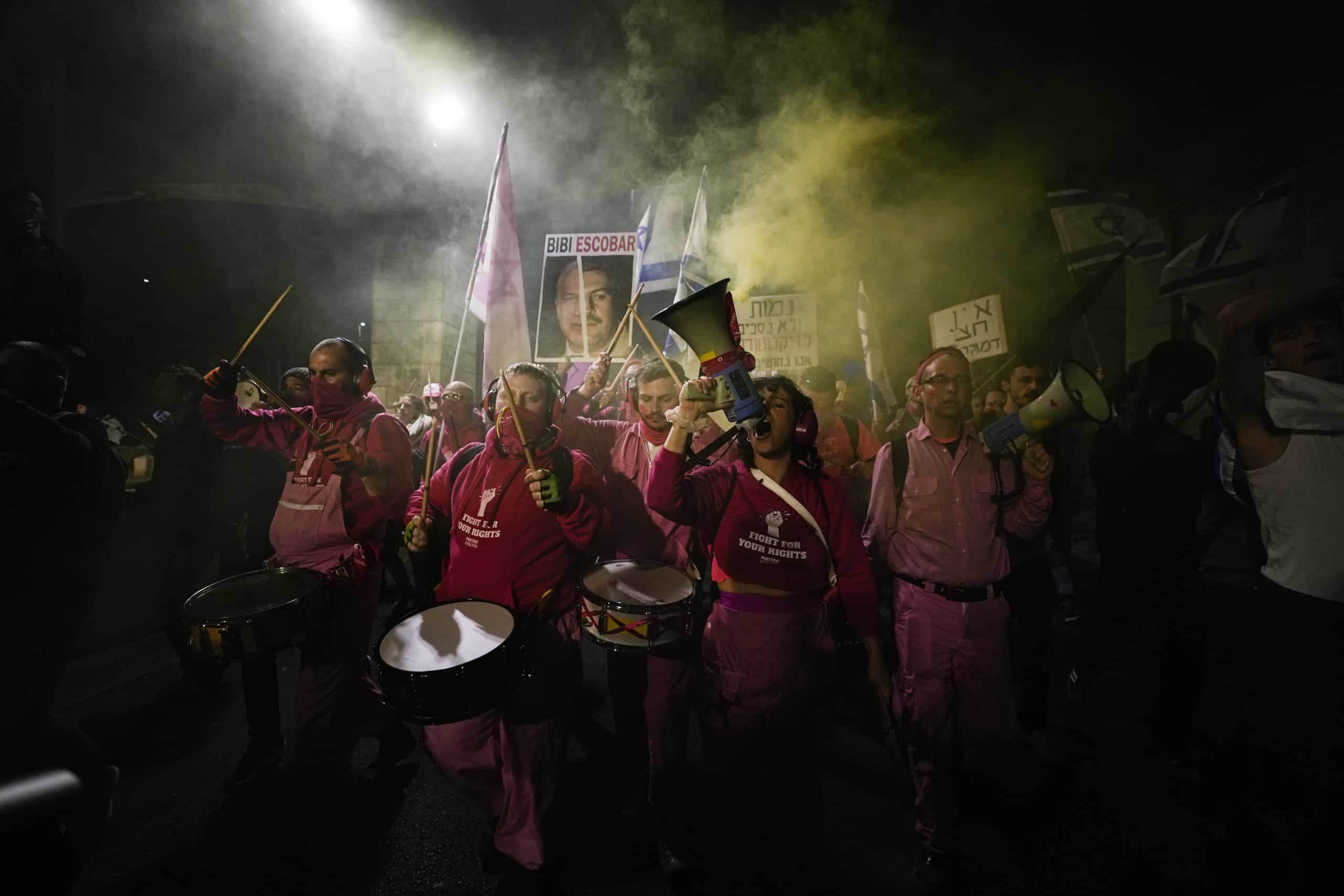 יוצאים מהבתים