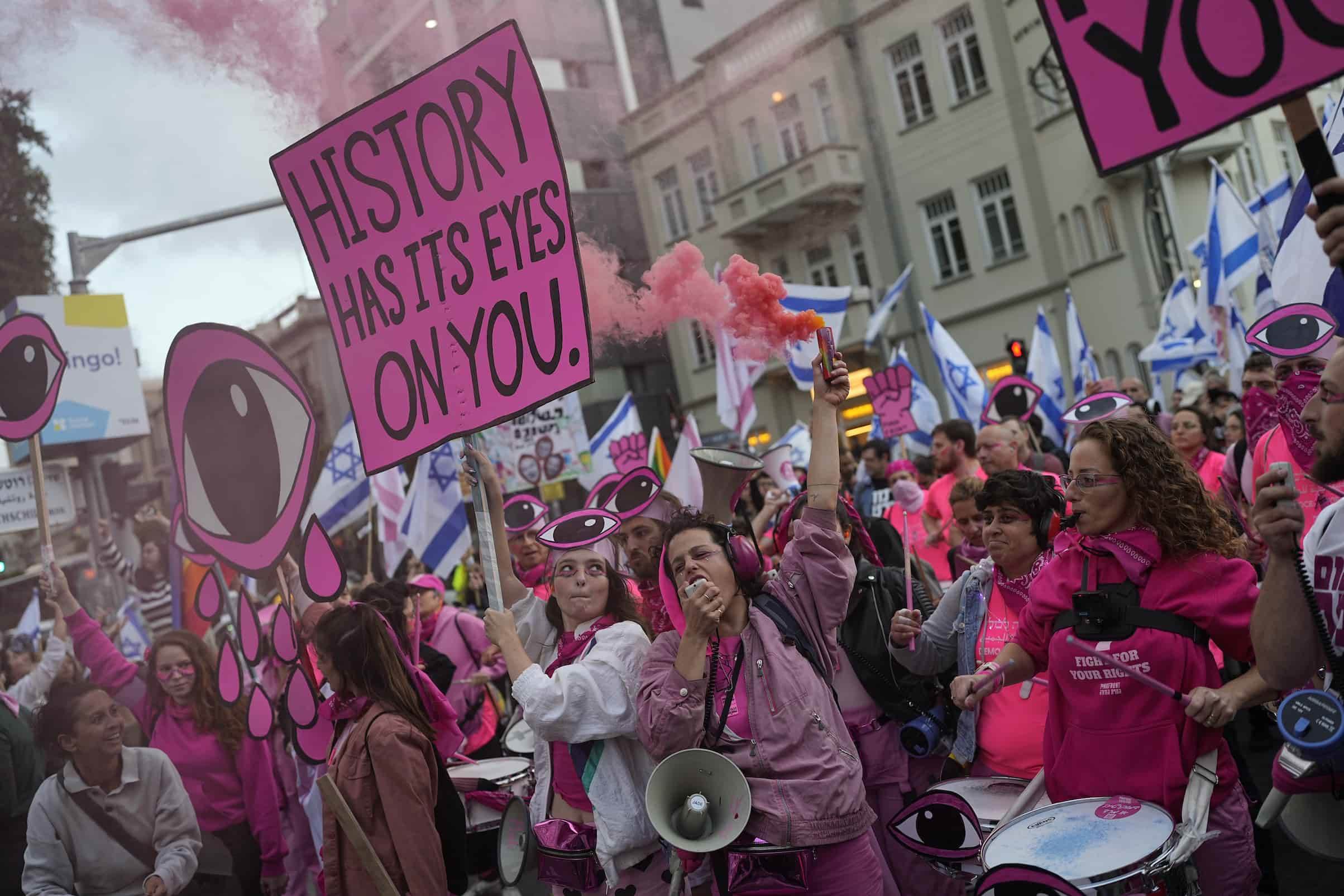 להפגין באיילון או לראות אירוויזיון?