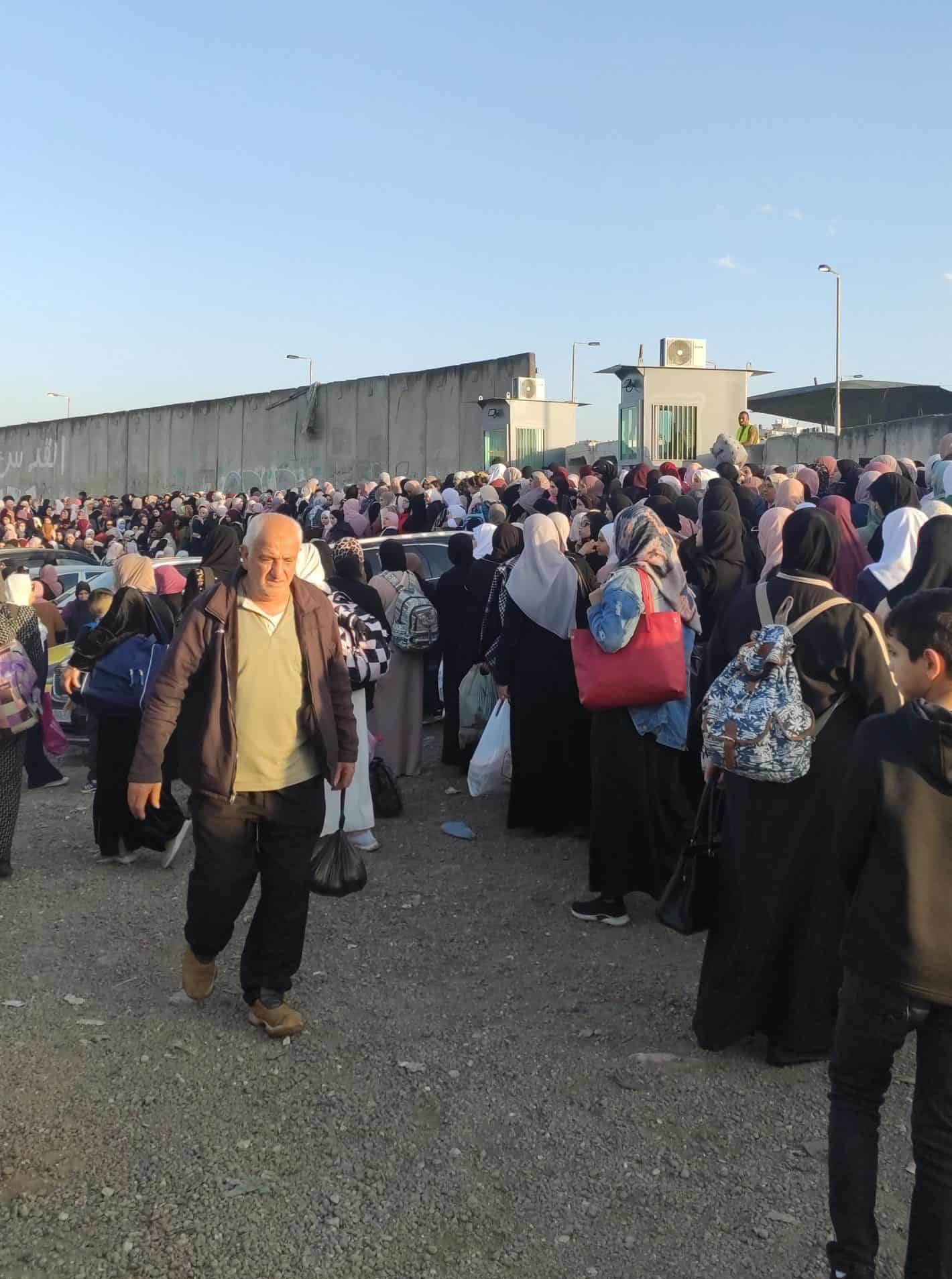 מאחורי המחסום