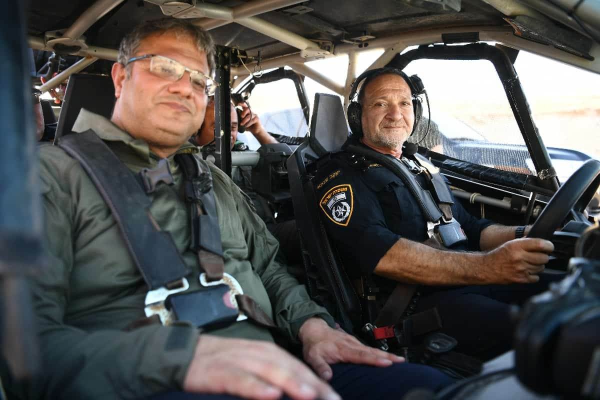 מגרדים אחד לשני את הגב