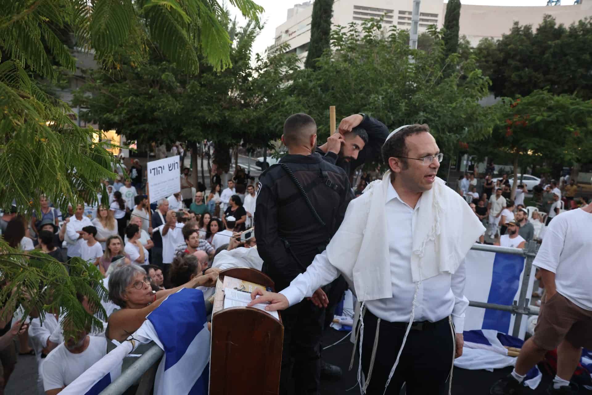 מי אתה, ישראל זעירא?