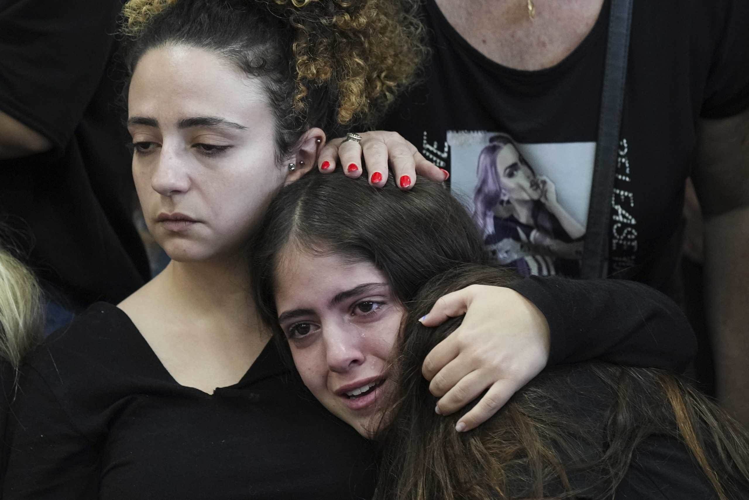 סוחבים על כתפינו