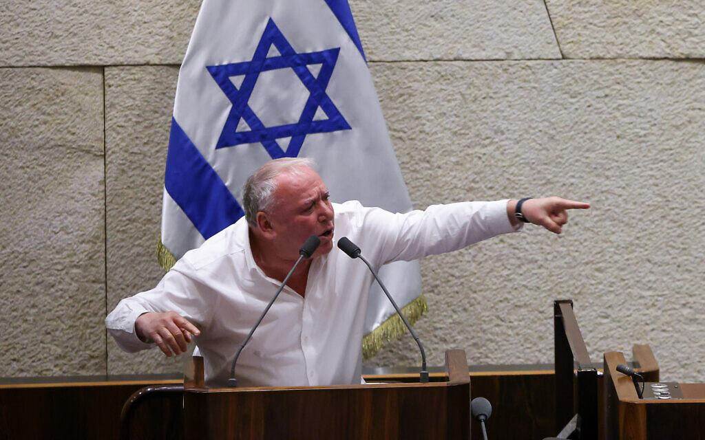 פוליטיזציה בשירות האי אמון