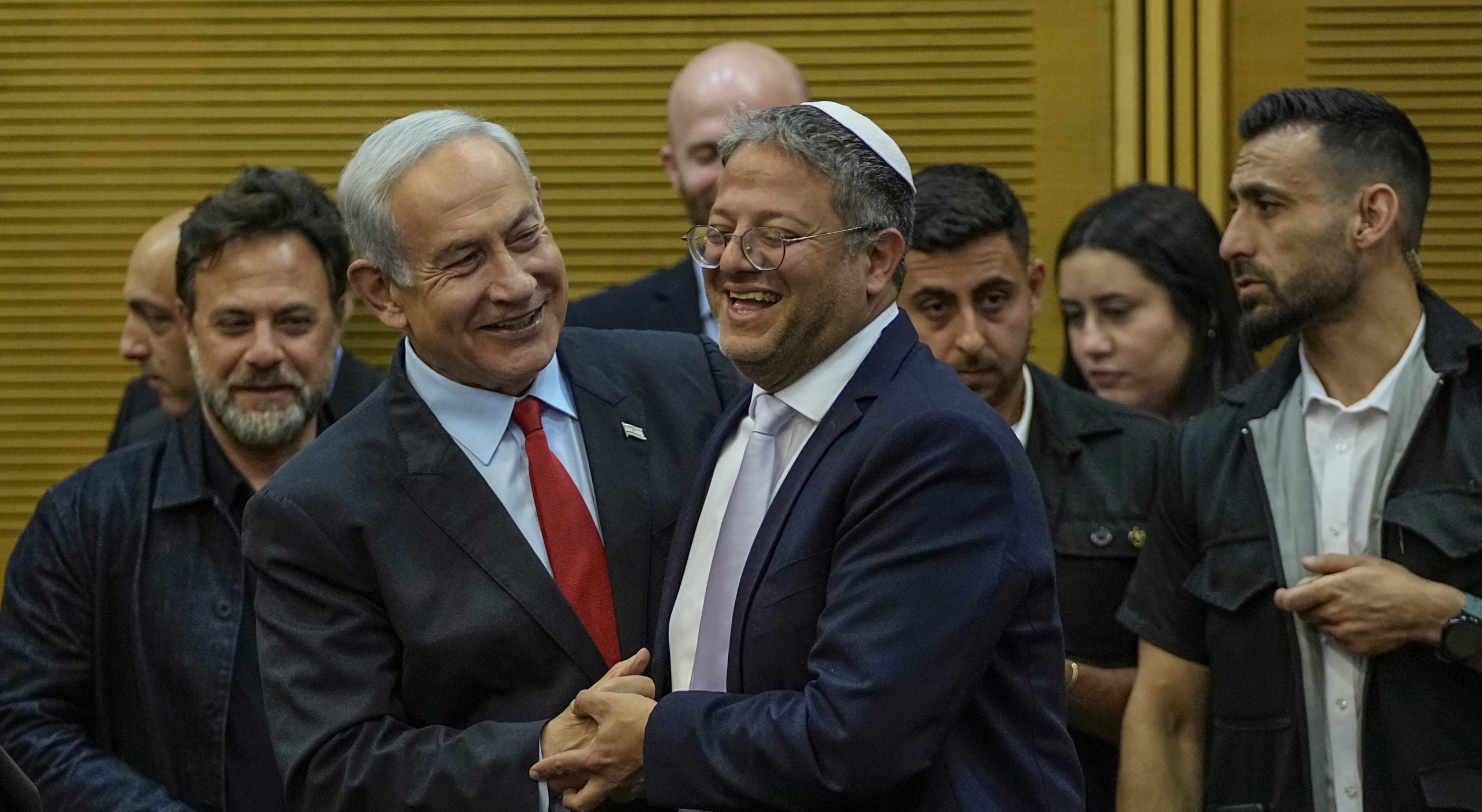 במקום לדבר על מהות העסקה, נשאבנו לפופוליזם