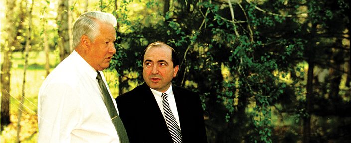 בוריס ברזובסקי עם בוריס ילצין, 1999 // צילום SHONE, Gamma-Rapho via Getty Images IL