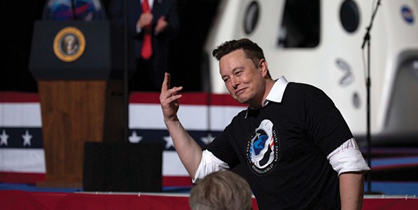 אילון מאסק עם חללית ספייס אקס - צילום Saul Martinez, Getty Images IL