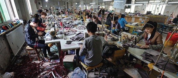 מפעל תיקים של עלי באבא צילום Mark Ralstonafp via Getty Images IL