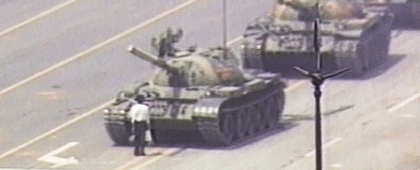 האיש מול הטנק. כיכר טיין־אן־מן, 1989 צילום CNN via Getty Images IL