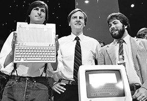 סטיב ווזניאק (מימין) וסטיב ג'ובס (משמאל)