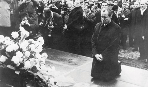 הקנצלר ברנדט באנדרטה בפולין. בלי לומר מילה