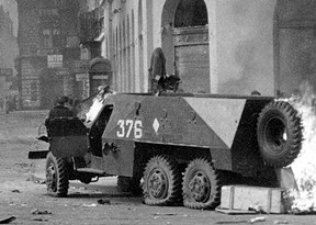 משוריין סובייטי נשרף בהתקוממות בהונגריה, 1956