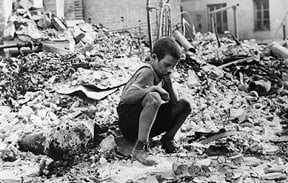 ניצול מהפצצה על ורשה במהלך מלחמת העולם השנייה